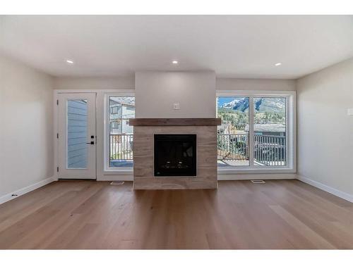 115-1330 1St Ave, Canmore, AB - Indoor Photo Showing Living Room With Fireplace