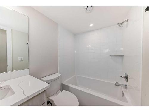 115-1330 1St Ave, Canmore, AB - Indoor Photo Showing Bathroom