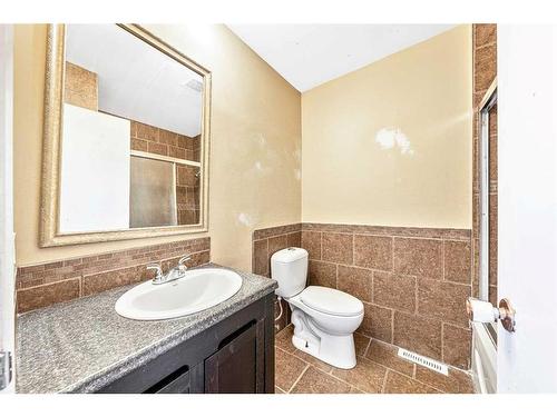 47 Queen Isabella Close Se, Calgary, AB - Indoor Photo Showing Bathroom