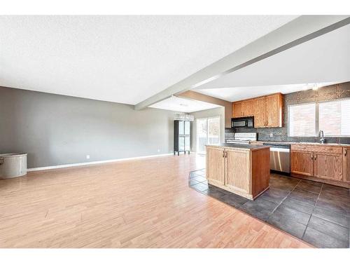 47 Queen Isabella Close Se, Calgary, AB - Indoor Photo Showing Kitchen