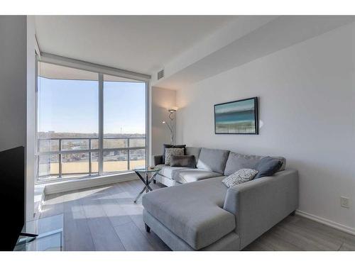 406-615 6 Avenue Se, Calgary, AB - Indoor Photo Showing Living Room