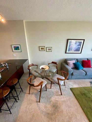 1203-8710 Horton Road Sw, Calgary, AB - Indoor Photo Showing Living Room