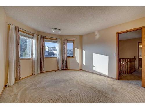 28 Hawkdale Close Nw, Calgary, AB - Indoor Photo Showing Other Room