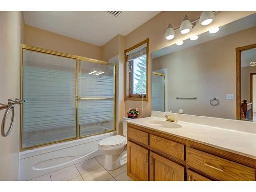 28 Hawkdale Close Nw, Calgary, AB - Indoor Photo Showing Bathroom