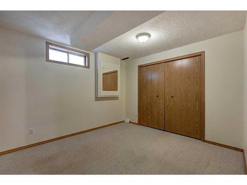 28 Hawkdale Close Nw, Calgary, AB - Indoor Photo Showing Other Room