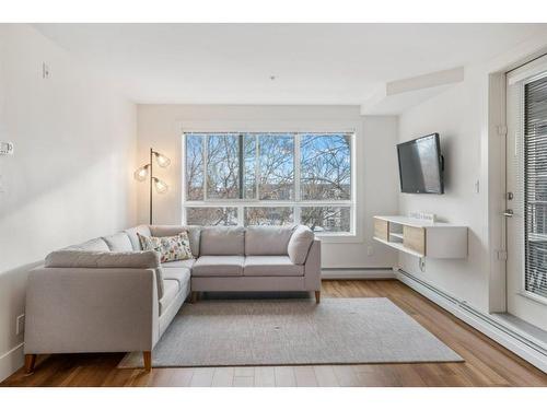 218-510 Edmonton Trail Ne, Calgary, AB - Indoor Photo Showing Living Room