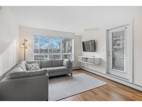 218-510 Edmonton Trail Ne, Calgary, AB - Indoor Photo Showing Living Room