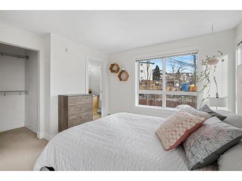 218-510 Edmonton Trail Ne, Calgary, AB - Indoor Photo Showing Bedroom