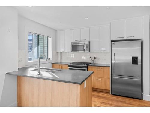 218-510 Edmonton Trail Ne, Calgary, AB - Indoor Photo Showing Kitchen With Stainless Steel Kitchen