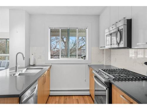 218-510 Edmonton Trail Ne, Calgary, AB - Indoor Photo Showing Kitchen With Stainless Steel Kitchen With Upgraded Kitchen