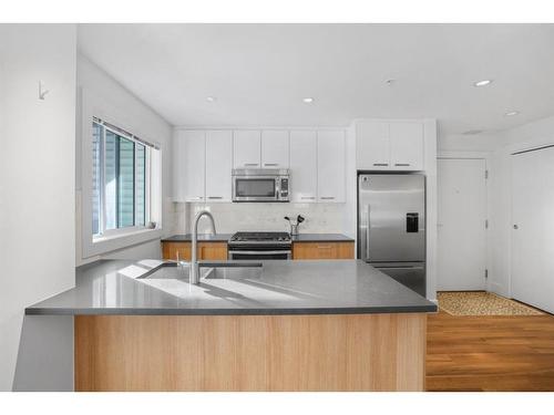 218-510 Edmonton Trail Ne, Calgary, AB - Indoor Photo Showing Kitchen With Stainless Steel Kitchen With Upgraded Kitchen