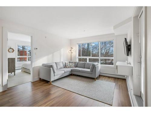 218-510 Edmonton Trail Ne, Calgary, AB - Indoor Photo Showing Living Room