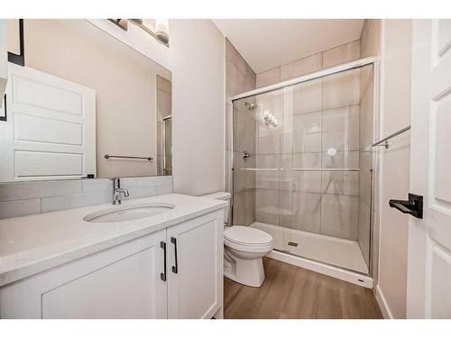 35 Versant View Sw, Calgary, AB - Indoor Photo Showing Bathroom