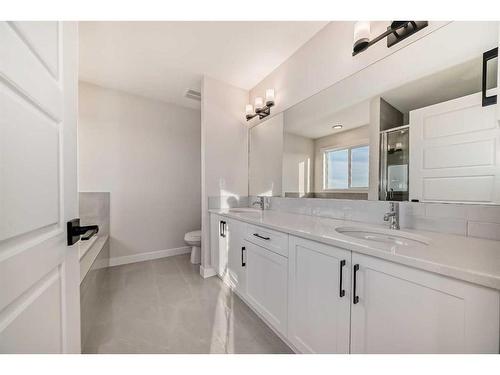 35 Versant View Sw, Calgary, AB - Indoor Photo Showing Bathroom