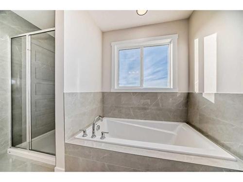 35 Versant View Sw, Calgary, AB - Indoor Photo Showing Bathroom