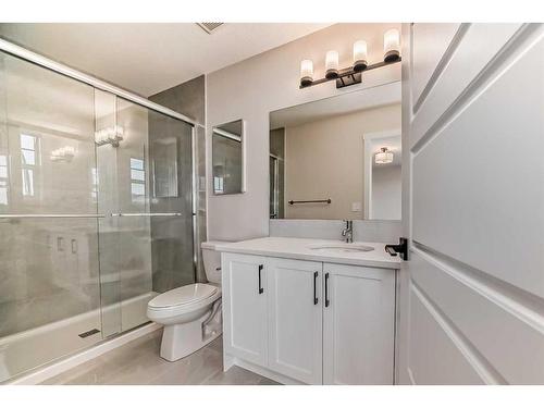 35 Versant View Sw, Calgary, AB - Indoor Photo Showing Bathroom