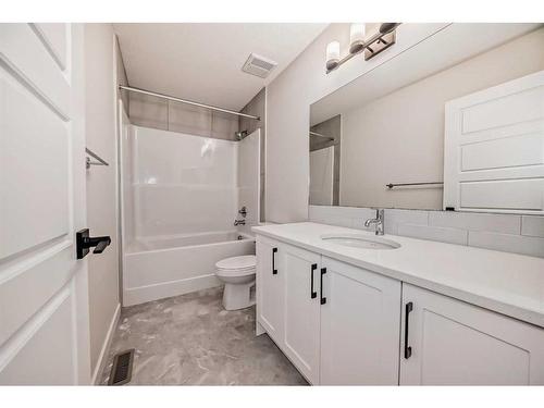 35 Versant View Sw, Calgary, AB - Indoor Photo Showing Bathroom