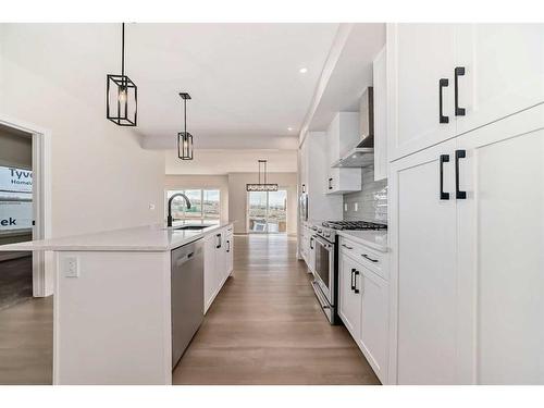 35 Versant View Sw, Calgary, AB - Indoor Photo Showing Kitchen With Upgraded Kitchen