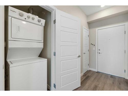 320-1605 17 Street Se, Calgary, AB - Indoor Photo Showing Laundry Room