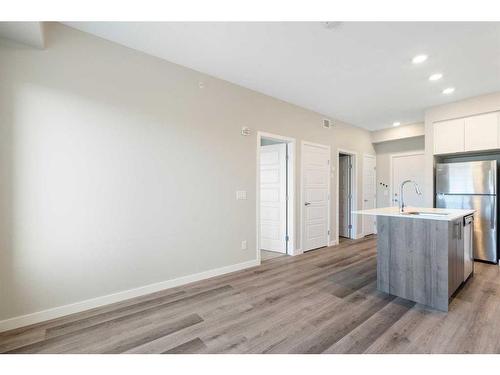 320-1605 17 Street Se, Calgary, AB - Indoor Photo Showing Kitchen