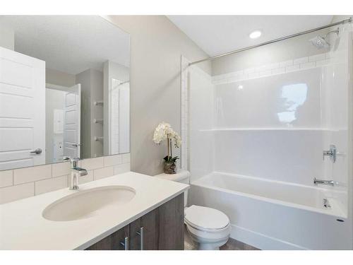 320-1605 17 Street Se, Calgary, AB - Indoor Photo Showing Bathroom