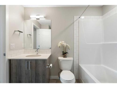 320-1605 17 Street Se, Calgary, AB - Indoor Photo Showing Bathroom