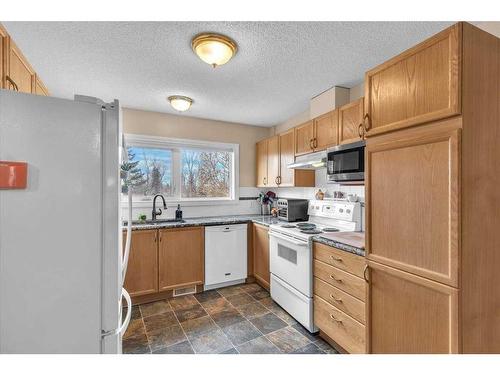 38-7 Westland Road, Okotoks, AB - Indoor Photo Showing Kitchen