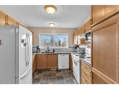 38-7 Westland Road, Okotoks, AB - Indoor Photo Showing Kitchen