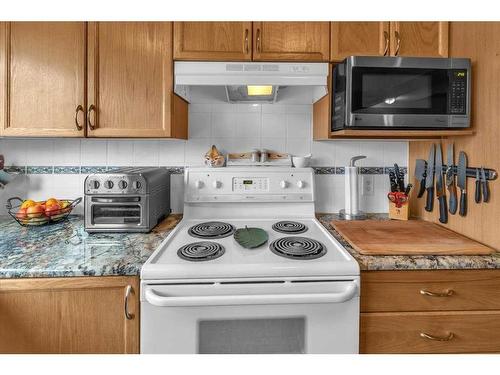 38-7 Westland Road, Okotoks, AB - Indoor Photo Showing Kitchen