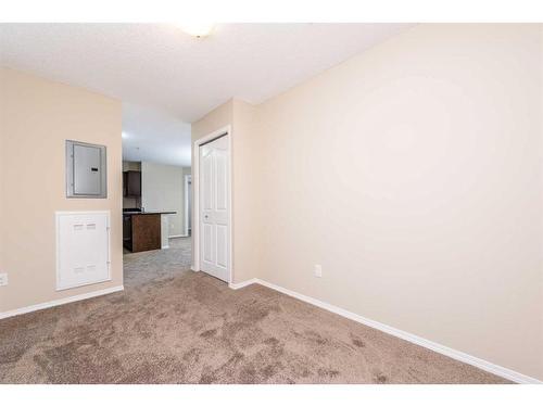 305-7180 80 Avenue Ne, Calgary, AB - Indoor Photo Showing Other Room