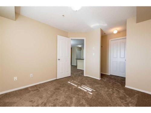 305-7180 80 Avenue Ne, Calgary, AB - Indoor Photo Showing Other Room