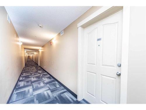 305-7180 80 Avenue Ne, Calgary, AB - Indoor Photo Showing Other Room