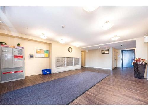 305-7180 80 Avenue Ne, Calgary, AB - Indoor Photo Showing Other Room