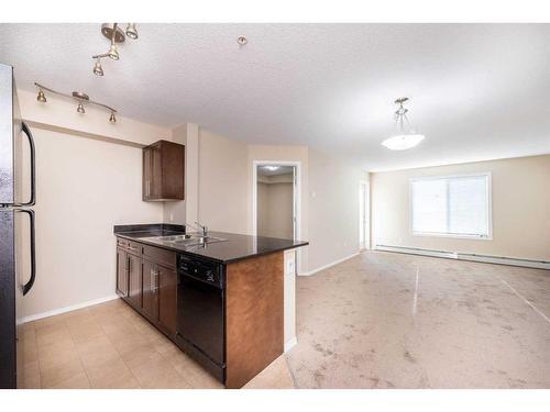 305-7180 80 Avenue Ne, Calgary, AB - Indoor Photo Showing Kitchen