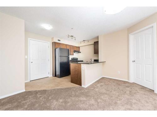 305-7180 80 Avenue Ne, Calgary, AB - Indoor Photo Showing Kitchen