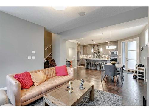 2-2626 24A Street Sw, Calgary, AB - Indoor Photo Showing Living Room