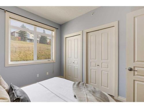 9-148 Rockyledge View Nw, Calgary, AB - Indoor Photo Showing Bedroom