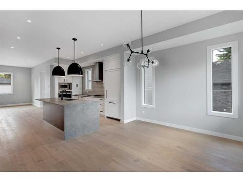 910 32 Street Nw, Calgary, AB - Indoor Photo Showing Kitchen