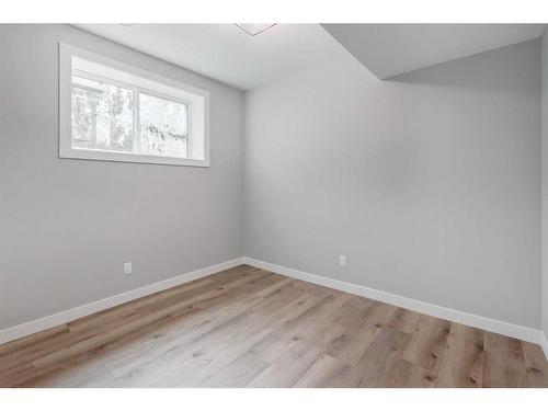 910 32 Street Nw, Calgary, AB - Indoor Photo Showing Other Room