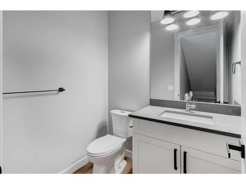 910 32 Street Nw, Calgary, AB - Indoor Photo Showing Bathroom