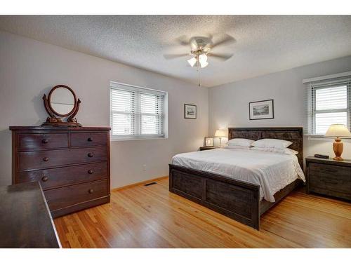 931 Maplecroft Road Se, Calgary, AB - Indoor Photo Showing Bedroom