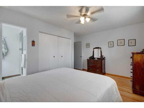 931 Maplecroft Road Se, Calgary, AB - Indoor Photo Showing Bedroom