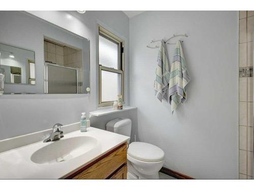 931 Maplecroft Road Se, Calgary, AB - Indoor Photo Showing Bathroom