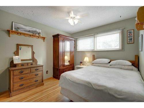 931 Maplecroft Road Se, Calgary, AB - Indoor Photo Showing Bedroom