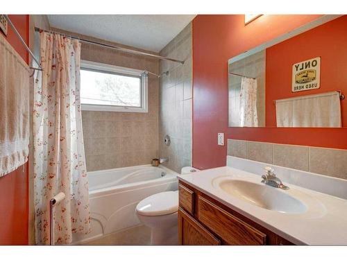 931 Maplecroft Road Se, Calgary, AB - Indoor Photo Showing Bathroom