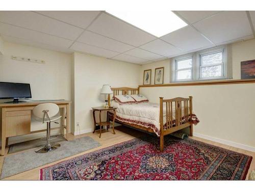 931 Maplecroft Road Se, Calgary, AB - Indoor Photo Showing Bedroom