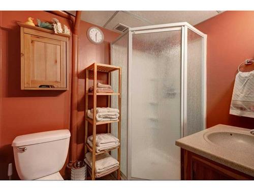 931 Maplecroft Road Se, Calgary, AB - Indoor Photo Showing Bathroom