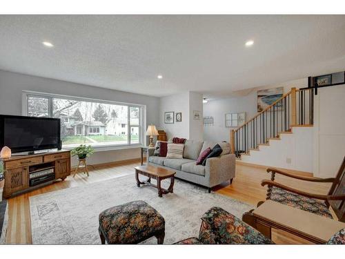 931 Maplecroft Road Se, Calgary, AB - Indoor Photo Showing Living Room