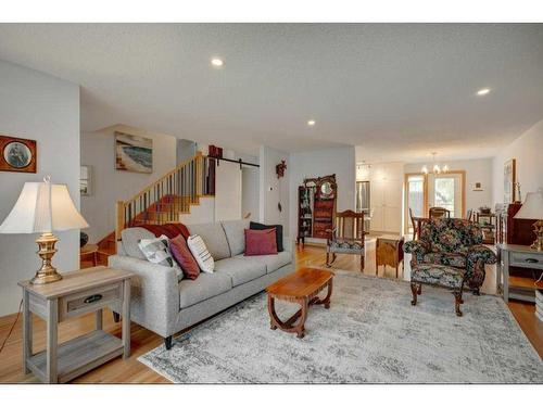 931 Maplecroft Road Se, Calgary, AB - Indoor Photo Showing Living Room