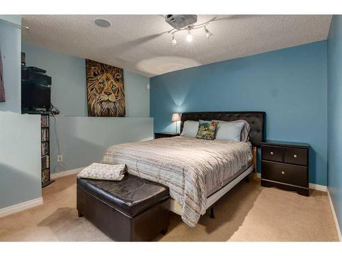 1019 Windhaven Close Sw, Airdrie, AB - Indoor Photo Showing Bedroom